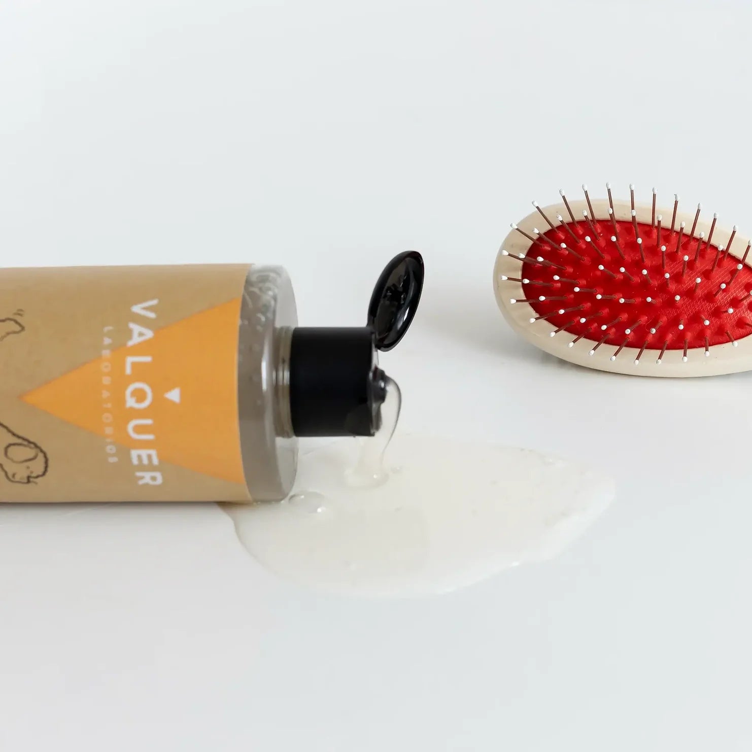 Primer plano del producto para el cuidado del pelaje rizado (Gama Curly M!mado) que muestra el resultado de rizos definidos, suaves y sin encrespamiento. Destaca que es 0% sulfatos, sales ni siliconas, reforzando la +CALIDAD y el cuidado natural. La solución ideal para que tu Mimado de pelaje rizado tenga un +VIDA con brillo y suavidad.