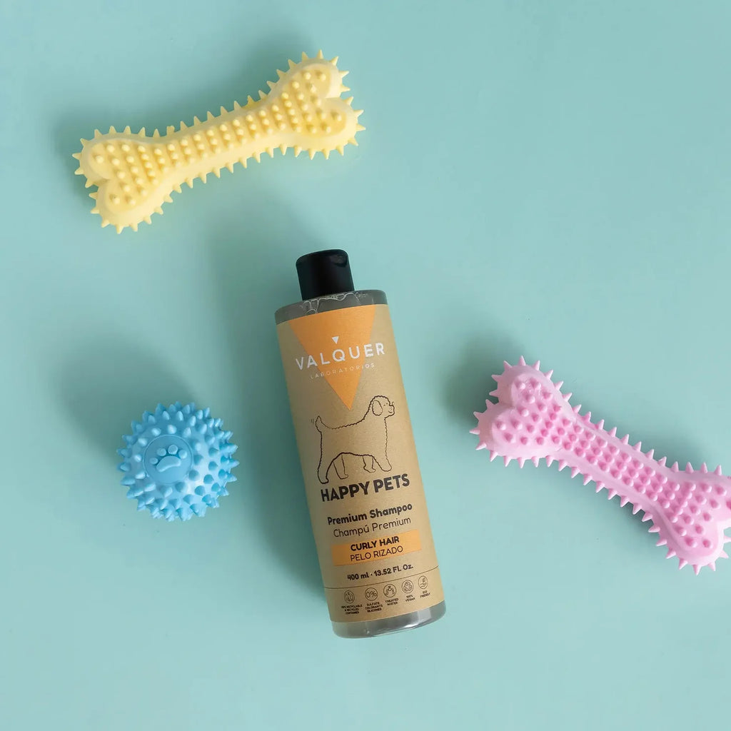Primer plano del producto para el cuidado del pelaje rizado (Gama Curly M!mado) que muestra el resultado de rizos definidos, suaves y sin encrespamiento. Destaca que es 0% sulfatos, sales ni siliconas, reforzando la +CALIDAD y el cuidado natural. La solución ideal para que tu Mimado de pelaje rizado tenga un +VIDA con brillo y suavidad.